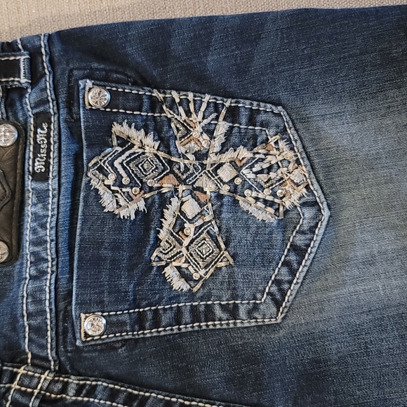 Miss Me Shorts Size 28 - Picture 3 of 4